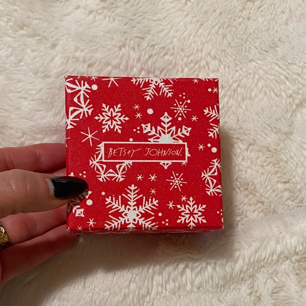 Betsey Johnson Green and Pink Gift Earrings. NWT and comes with gift box 🎁 - Picture 4 of 6